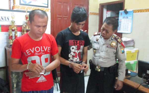 PENGEDAR: Kedua tersangka pengedar SS yang biasa memasok mahasiswa di kos-kosan ketika dikeler ke Mapolsek Waru. foto: catur/ BANGSAONLINE