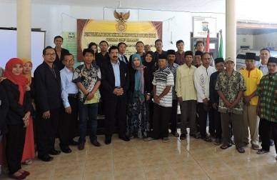 Civitas STIH SG foto bersama warga desa Pandanrejo-Pagak, Kab Malang usai penyuluhan hukum. (foto: iwan irawan/BANGSAONLINE)