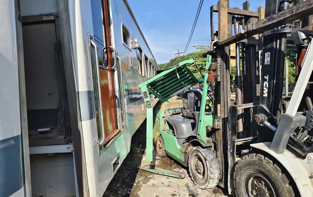 Parkir Sembarangan, Sebuah Forklift Tertemper KA Commuter Line di Gresik