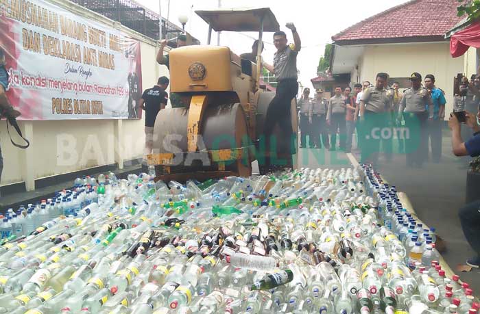Alat berat yang digunakan untuk memusnahkan ribuan botol miras. foto: AKINA/ BANGSAONLINE
