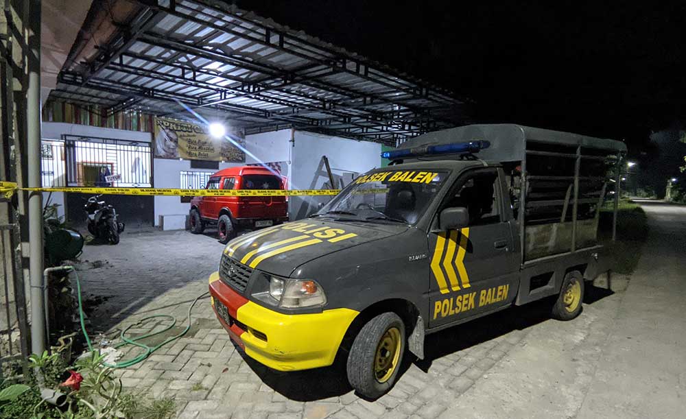 Caffe di Desa Sidobandung, Kecamatan Balen, Bojonegoro, yang menjadi tempat korban pesta miras dipasangi garasi polisi.