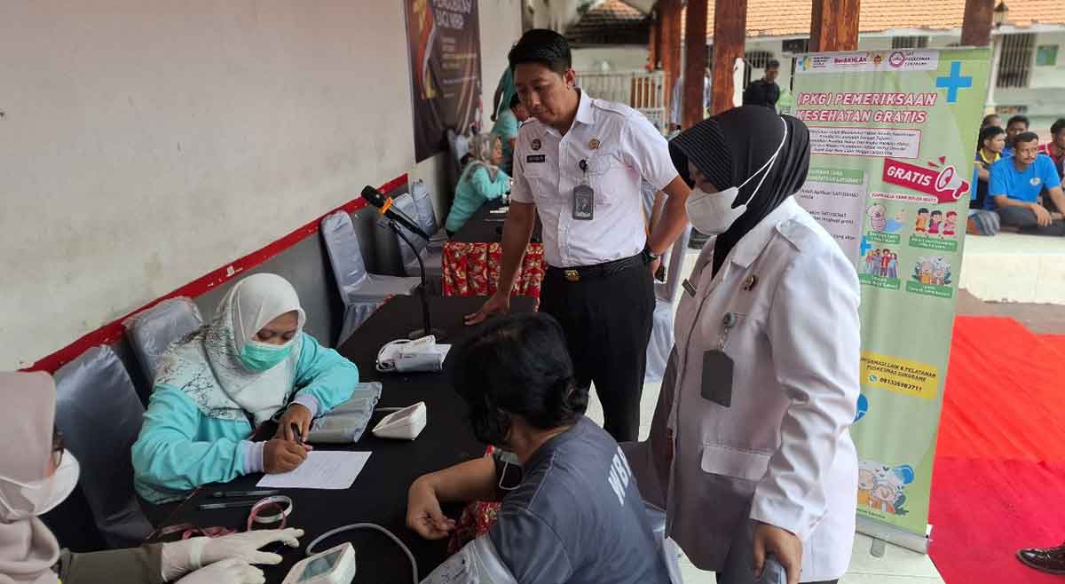 Kalapas Kediri, Solichin, melihat dari dekat salah satu WBP saat diperiksa petugas. Foto: Ist