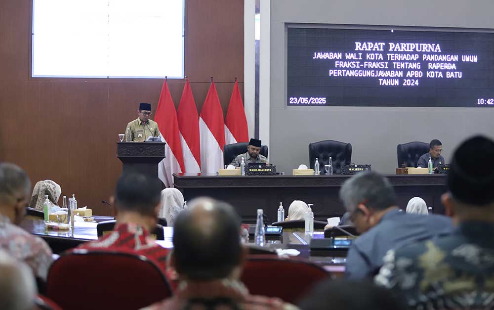 Wali Kota Nurochman saat menyampaikan jawaban atas PU gabungan fraksi DPRD, terkait Raperda Pertanggungjawaban Pelaksanaan APBD Kota Batu TA 2024.