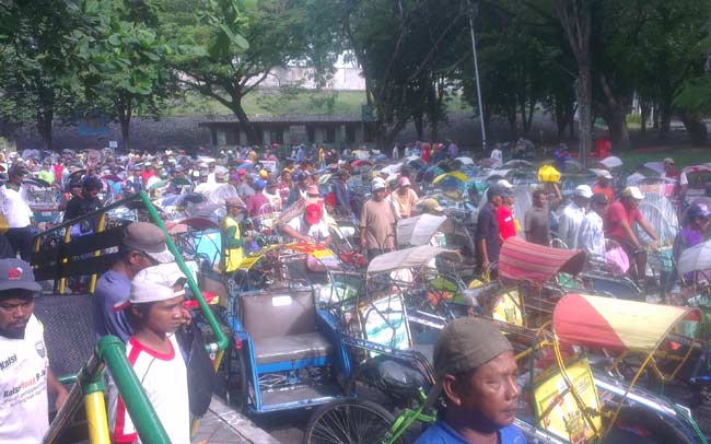 Para abang becak usai mengambil santuan dari PG di SOR Tri Dharma. foto: SYUHUD/ BANGSAONLINE