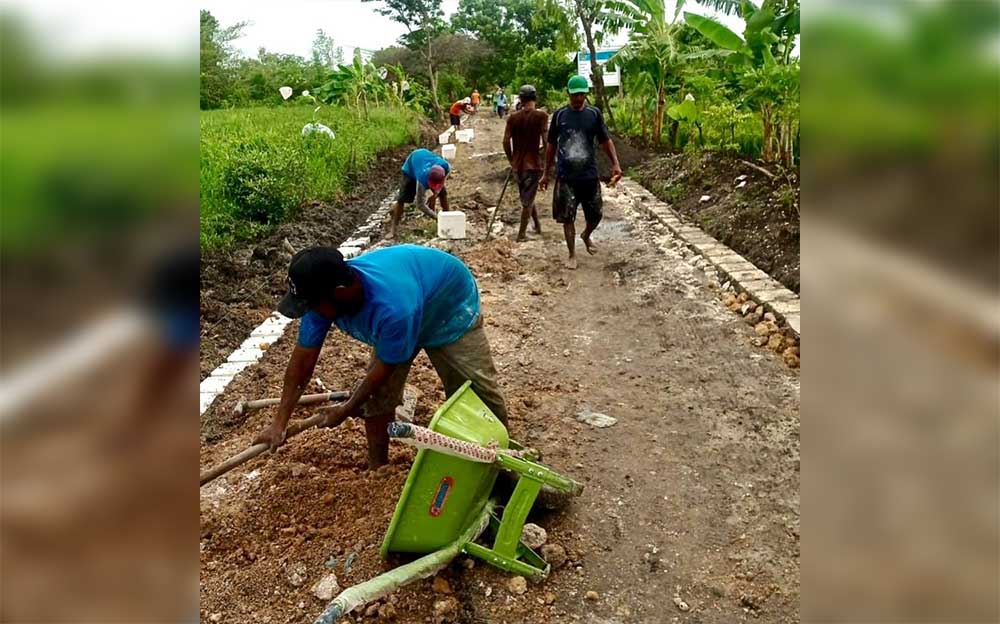 Pekerja saat melakukan pembangunan JUT di Desa Racitengah, Kecamatan Sidayu. Foto: Ist.