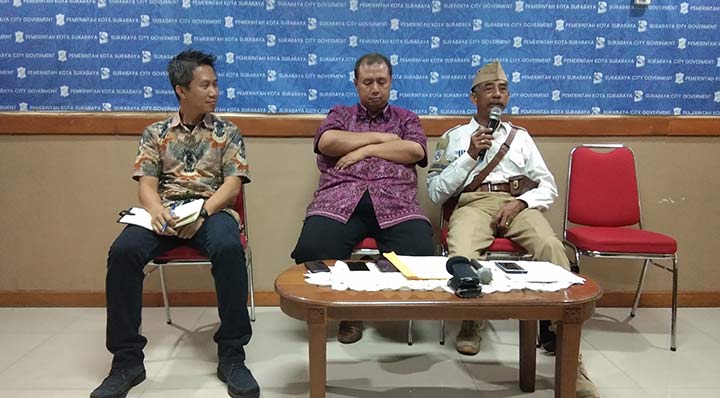 Kabid Olahraga Kota Surabaya Arief Setia Purwanto bersama Ketua Kosti Korwil Surabaya Slamet Mulyono saat jumpa pers di Kantor Humas Pemkot Surabaya, Rabu (24/4).