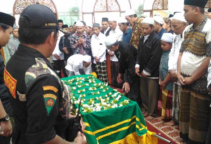 Jenazah almaghfurlah KH. Abd. Rahman Yahya dikerumuni santri dan warga serta pelayat, untuk persiapan mensholati di masjid pondok Gading, Jumat (04/05). Foto : Iwan/BANGSAONLINE 