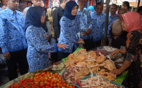 Wabup Jombang, Mundjidah Wahab saat memeriksa salah satu lapak. (foto: rony suhartomo/BANGSAONLINE)