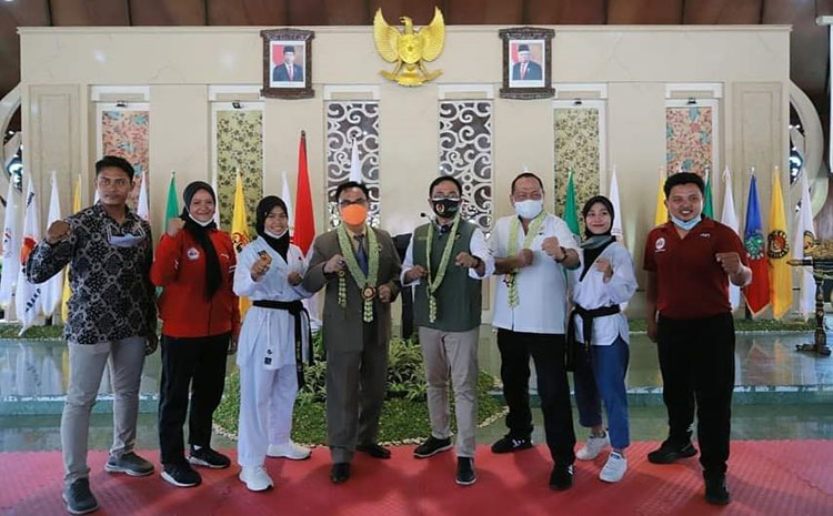 Komite Olahraga Nasional Indonesia (KONI) Kabupaten Pamekasan menggelar musorkab (musyawarah olahraga kabupaten) di Mandhapah Agung Ronggosukowati, Selasa (14/9/2021). (foto: ist)
