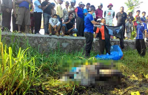 Polisi saat melakukan olah TKP di lokasi temuan mayat di sawah depan SPBU Pagu, Kabupaten Kediri. foto: dendi martoni/BANGSAONLINE