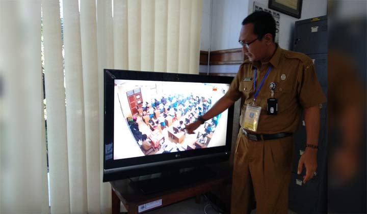 SMA Negeri 3 sudah menggunakan kamera CCTV untuk menjaga sterilisasi dan ketenangan siswa dalam mengerjakan soal ujian.