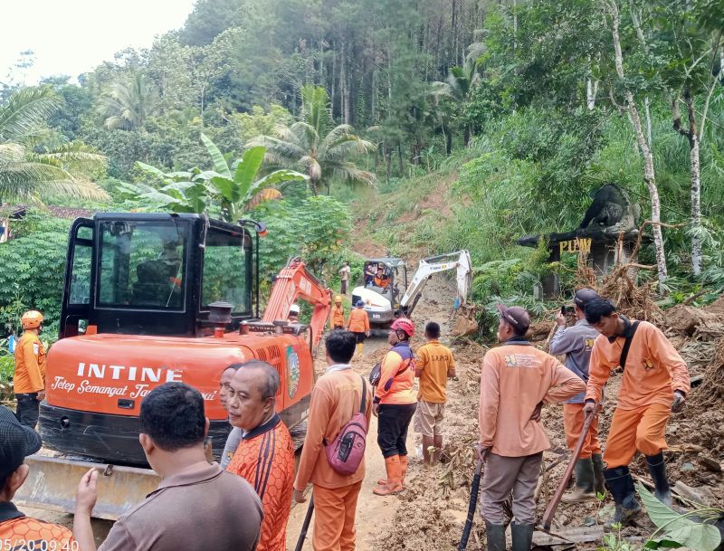 BPBD Jatim bersama tim gabungan saat pengerahan alat berat untuk membersihkan material longsor