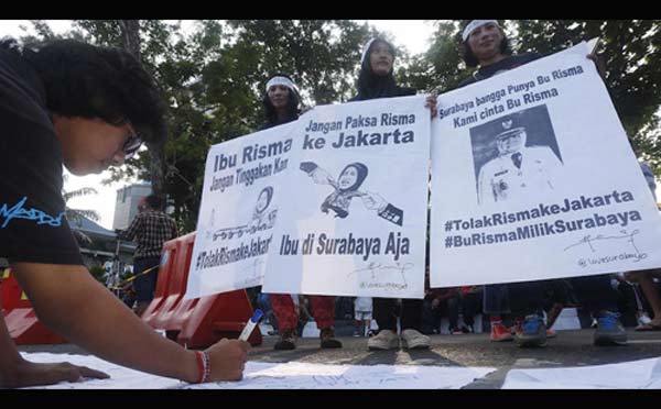 Inilah salah satu gerakan #SaveRisma yang menolak Risma maju ke Pilkada DKI Jakarta. foto: Dipta Wahyu/Jawa Pos