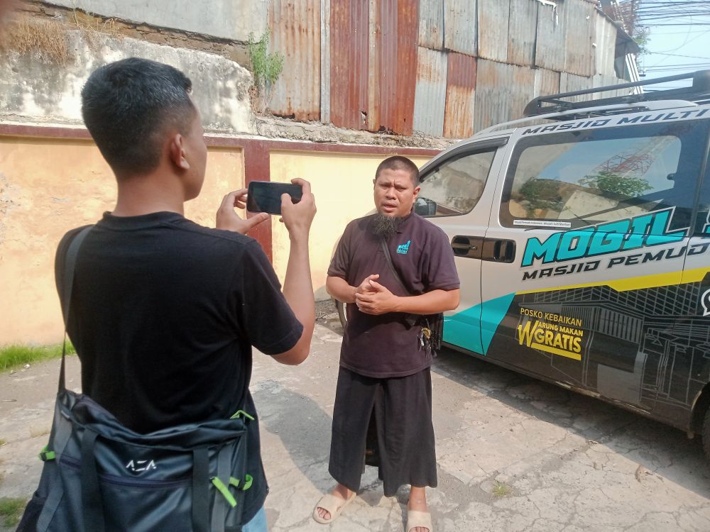Bagian Oprasional Masjid Pemuda menunjukan tempat hilangnya komponen mobil ambulans. Foto: Rusmiyanto/BANGSAONLINE