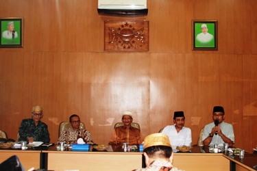 ?

(dari kiri) Rais Syuriah PWNU Jatim KH Miftachul Akhyar, Wakil Ketua KPK Busyro Muqaddas, Wakil Rais Syuriah KH Agoes Ali Masyhuri, Ketua Tanfidziyah KH Hasan Mutawakkil Alallah, saat diskusi tentang korupsi dan peran profetik NU di kantor PWNU Jatim, Kamis (14/8). Foto: nur faishal/BANGSAONLINE