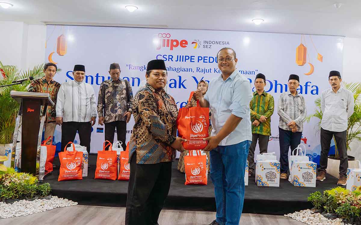 Direktur HR dan Logistik PT BKMS, Agung Guritno, saat penyerahan paket sembako. Foto: Ist