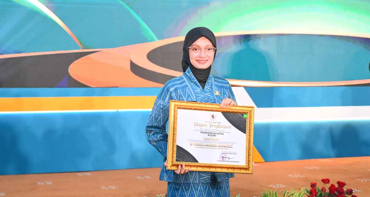 Wali Kota Kediri saat menunjukkan penghargaan yang diterima. Foto: Ist