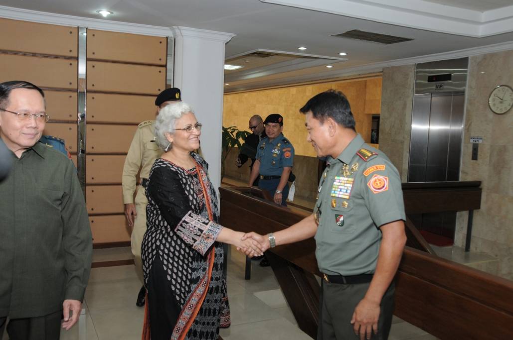 ?Panglima TNI saat menyalami Dubes Pakistan. foto:puspen Mabes TNI