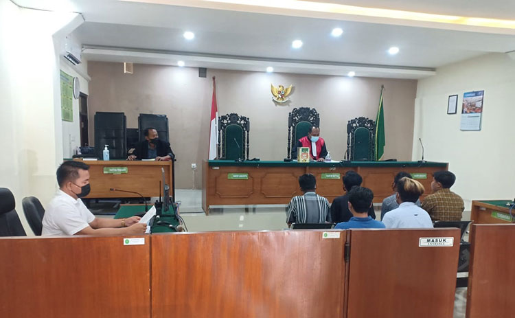 Para tersangka saat menjalani sidang tipiring. (foto: ist)