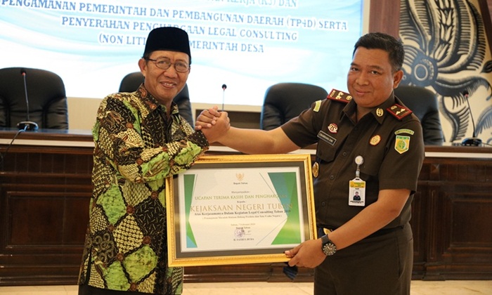 Bupati Tuban Fathul Huda saat menyerahkan penghargaan kepada Kajari Tuban Bambang Dwi.