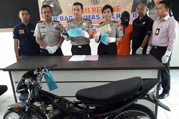 Tersangka bersama barang bukti saat dirilis di Mapolres Batu.