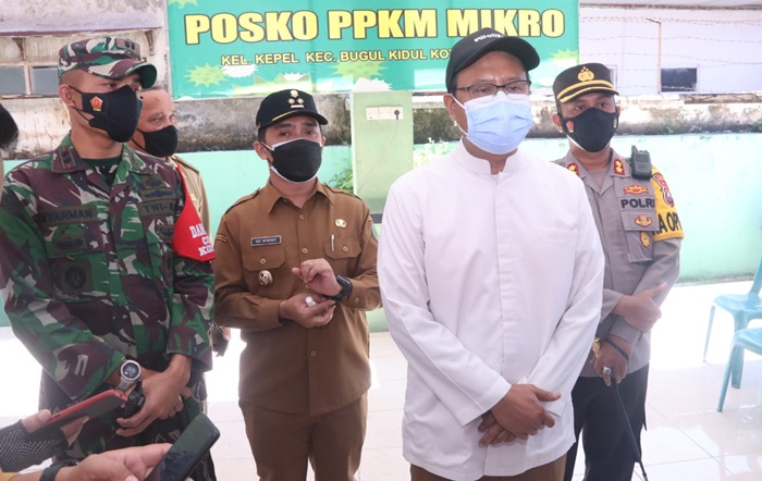 Wali Kota Saifullah Yusuf didampingi Wawali, Kapolres, dan Dandim, meninjau langsung pembagian bantuan sosial (bansos) di 4 lokasi. 