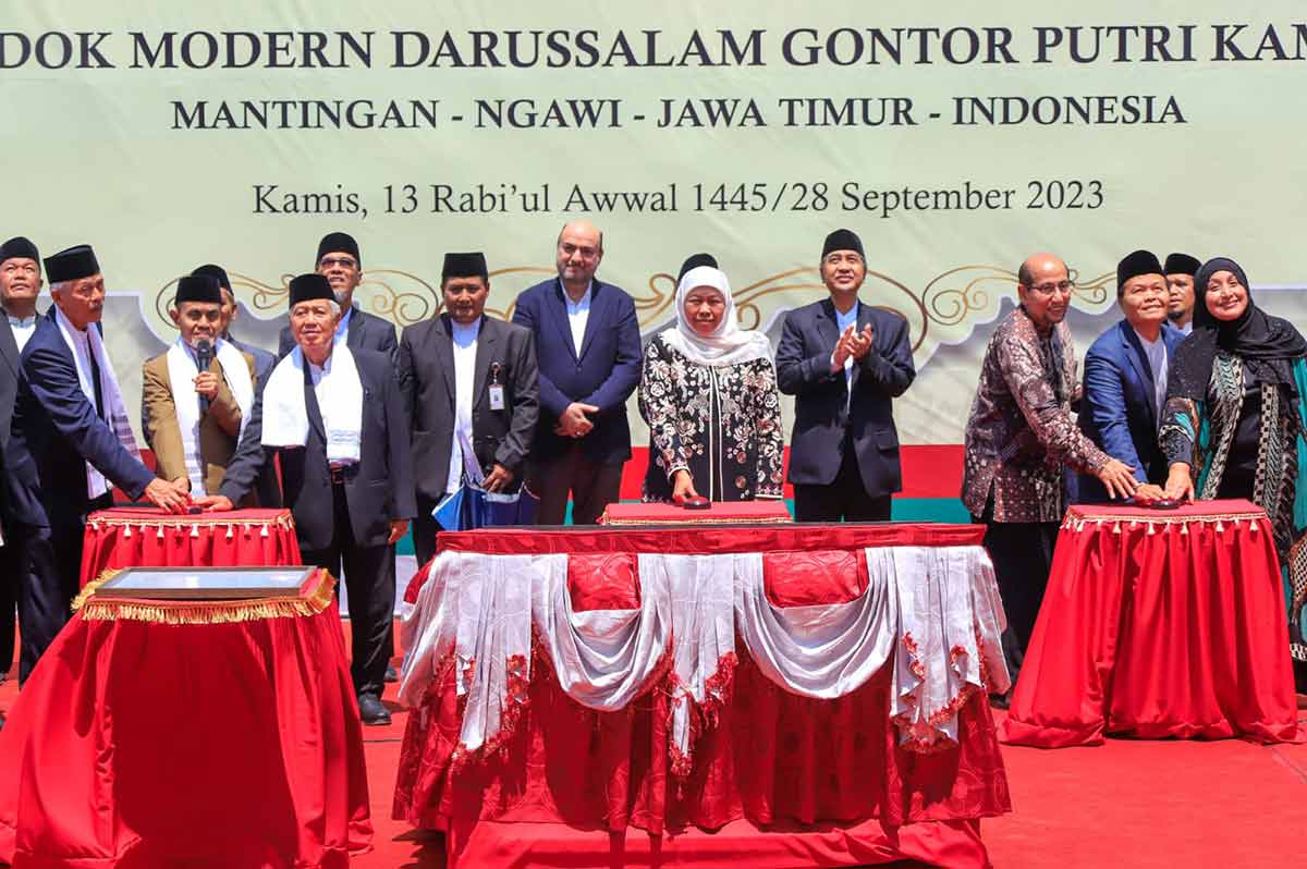 Gubernur Khofifah saat menghadiri Peringatan 100 Tahun Pondok Modern Darussalam Gontor.