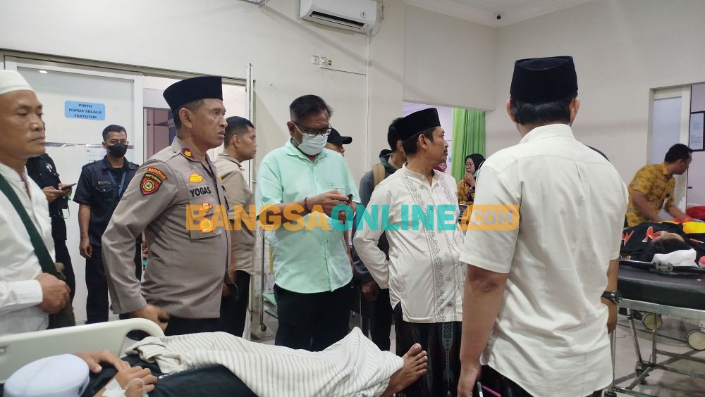 Polisi saat cek kondisi santri di RSU PKU Muhammadiyah Jombang. Foto: Aan Amrulloh/BANGSAONLINE