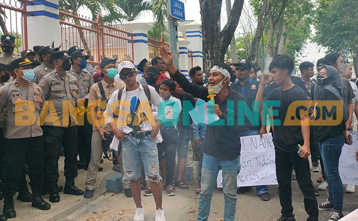 Puluhan aktivis saat demo menolak kenaikan harga BBM di DPRD Sampang. Foto: MUTAMMIM/BANGSAONLINE