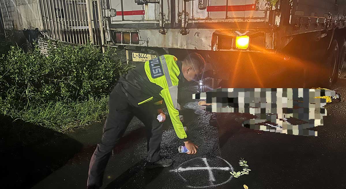 Evakuasi korban tewas akibat kecelakaan di Sidoarjo.