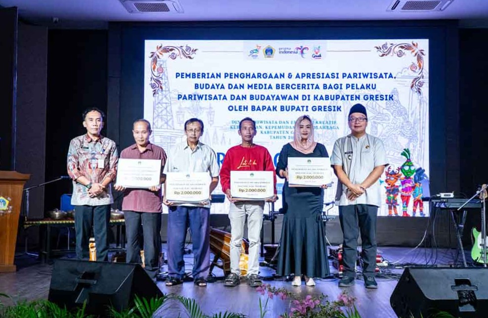 Wabup Asluchul Alif (kanan), didampingi Kepala Dinas Disparekrafbudpora Saifudin Ghozali (kiri), bersama insan pariwisata dan budaya yang menerima penghargaan. (Ist)