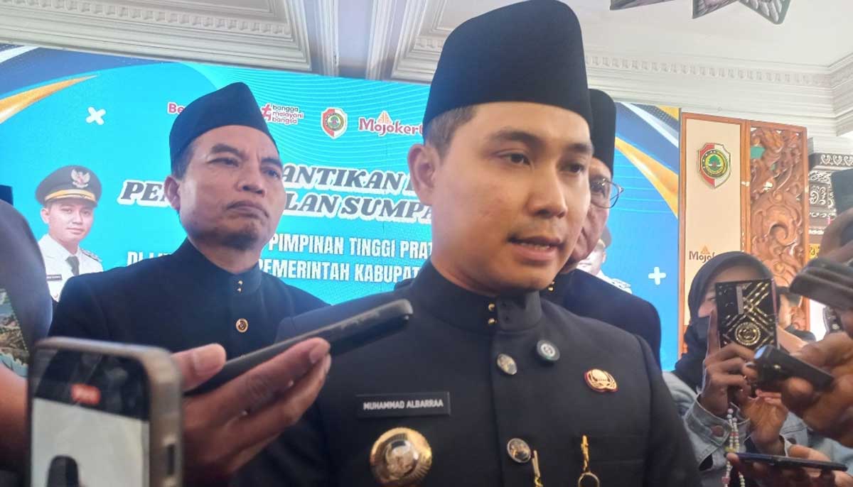 Bupati Mojokerto ketika memberi keterangan terkait prestasi atlet loncat indah kepada awak media. 