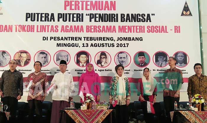 Meutia Farida Hatta Swasono (putri Bung Hatta) saat menyerahkan naskah seruan kebangsaan kepada Menteri Sosial (Mensos) RI, Khofifah Indar Parawansa di Aula Yusuf Hasyim Ponpes tebuireng Jombang, Minggu (13/8/2017). foto: ROMZA/ BANGSAONLINE
