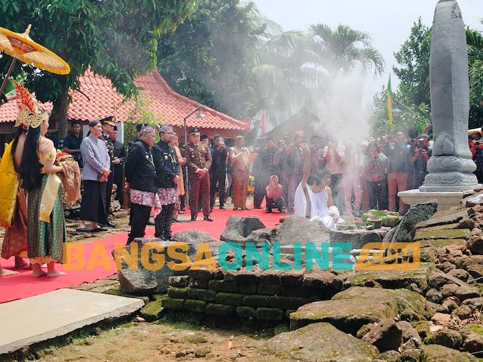 Bupati Nganjuk, Marhaen Jumadi di dampingi Wakil Bupati Trihandy di upacara Manusuk Sima. Foto: Bambang Dwi J/BANGSAONLINE