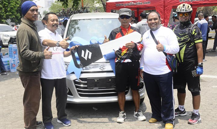 Supriyanto warga Kesatrian Surabaya menerima hadiah mobil dari EM Mas’ud Adnan, Pemimpin Umum HARIAN BANGSA dan BANGSAONLINE.com didampingi Heri Pitono S.E., Direktur Utama PT Dua Cahaya Gemilang Sejahtera dan Deny Haryanto (kiri) Team Leader EO Tapak Kaki.