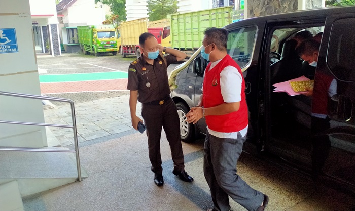 Terdakwa Gathot Purwanto saat tiba di Kejari Trenggalek. foto: HERMAN/ BANGSAONLINE