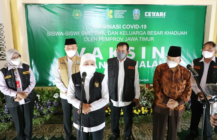 Gubernur Khofifah meminta bupati/wali kota, Dinas Kesehatan, dan Dinas Pendidikan kabupaten/Kota se-Jatim untuk bisa memaksimalkan vaksinasi terutama bagi siswa kelas 12 SMA/SMK/MA dan juga SLB.