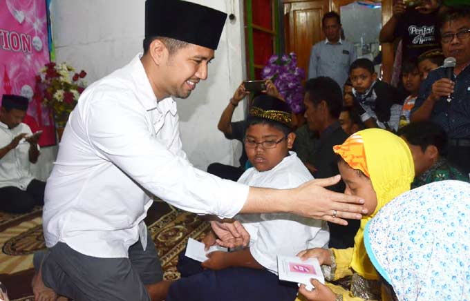 Bupati Emil menyalami penyandang disabilitas di Kecamatan Tugu, Trenggalek.