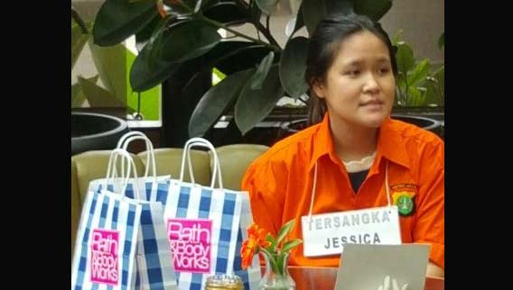 PUNYA VERSI SENDIRI: Tersangka Jessica Kumala Wongso saat rekonstruksi di Kafe Olivier, Mal Grand Indonesia, Jakarta Pusat, Minggu (7/2). foto detik.com