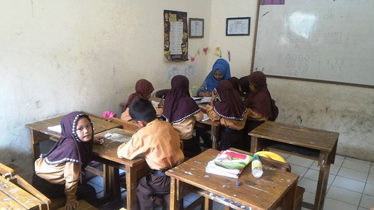 Satu kelas dihuni 8 siswa saat melaksanakan kegiatan belajar mengajar. foto: lukman hakim/ BANGSAONLINE