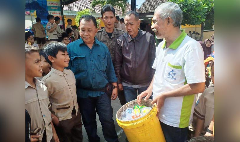 Tim divisi pengelolaan sampah LAI memberi simulasi pemilahan sampah.
