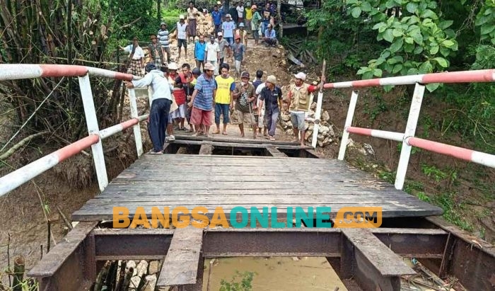 Kondisi  jembatan penghubung antara Desa Daleman-Pesarenan Kecamatan Kedungdung yang direncanakan diperbaiki akhir tahun. Foto: MUTAMMIM/BANGSAONLINE