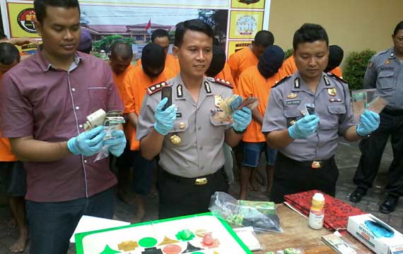 Pelaku dan barang bukti saat diamankan di Mapolresta Probolinggo. foto: andi/BANGSAONLINE