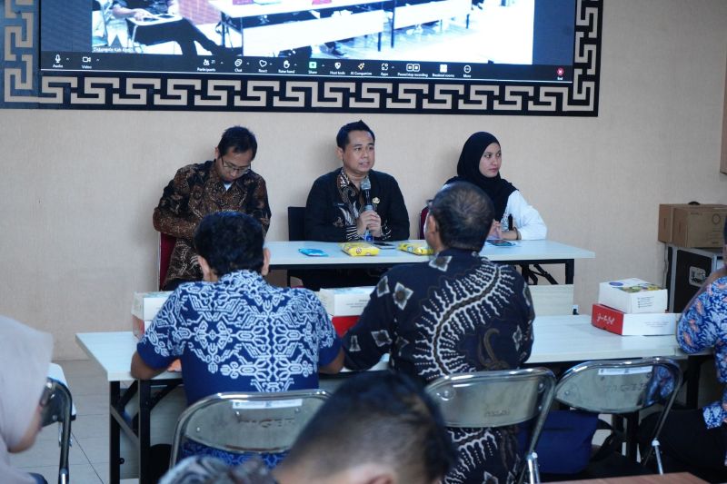 Plt Kepala Dinas Kominfo Kabupaten Kediri, Nur Miftahul Fuad (tengah) saat memberi sambutan.