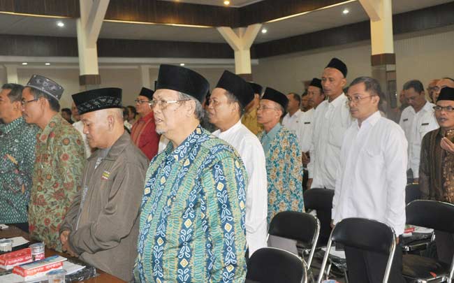 Para tokoh masyarakat ketika mengikuti sosialisasi Kesbangpol Pemkab Gresik. foto: syuhud/ BANGSAONLINE