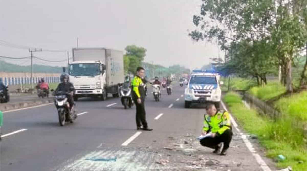 Petugas saat melakukan olah TKP kecelakaan di Jalan Raya Porong, Sidoarjo.
