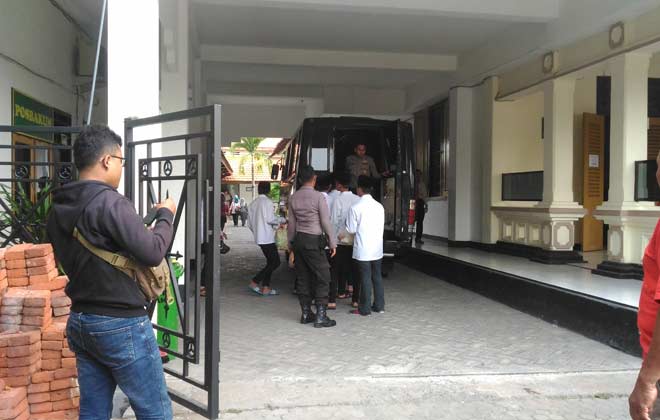 Kesembilan pelaku pemerkosaan usai persidangan hendak diangkut mobil tahanan Kejari Sidoarjo untuk dibawa ke Lapas Anak Kelas II Sidoarjo. foto: NANANG ICHWAN/ BANGSAONLINE