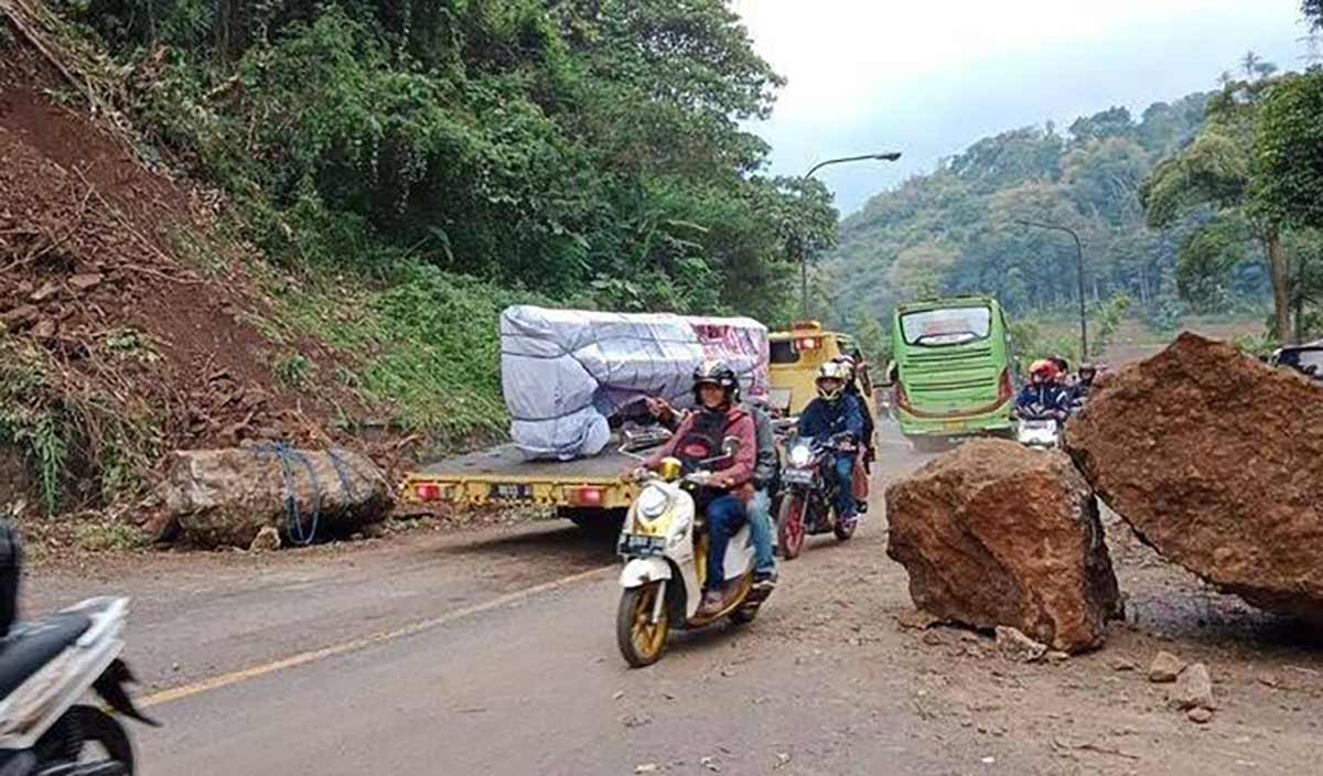 Situasi terkini di jalur Bandung-Sumedang pascalongsor di Cadas Pangeran.