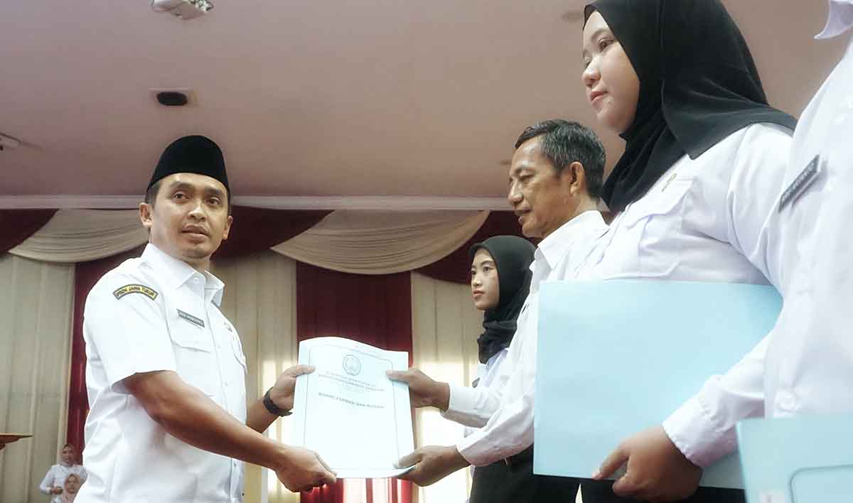 Wali Kota Pasuruan saat menyerahkan SK PPPK Tahap I 2024.