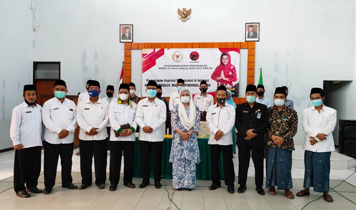 Anggota Komisi VIII Bidang Sosial dan Keagamaan DPR RI Ina Ammania menggelar reses perorangan di Kabupaten Trenggalek, Rabu (23/12).
